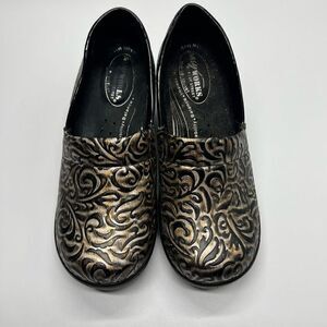 Easy Works by Easy Street | Black/Gold/Silver 6 Wide Clogs
